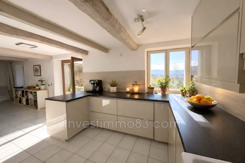 Dans un environnement privilégié, au coeur du village, avec vu – 4 pièces – 3 chambres – 100.00 m²