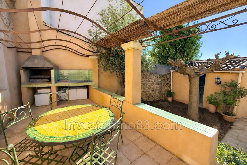 Dans un environnement privilégié, au coeur du village, avec vu – 4 pièces – 3 chambres – 100.00 m²