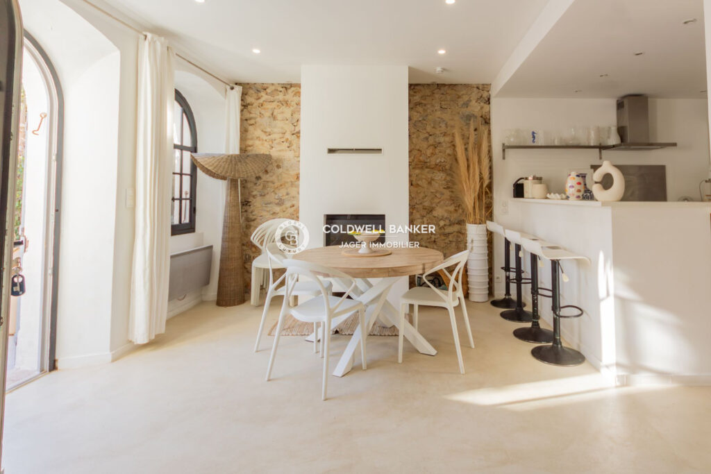 Charmante maison en pierre avec piscine et jardin –  – 4 pièces – 3 chambres – 101.00 m²