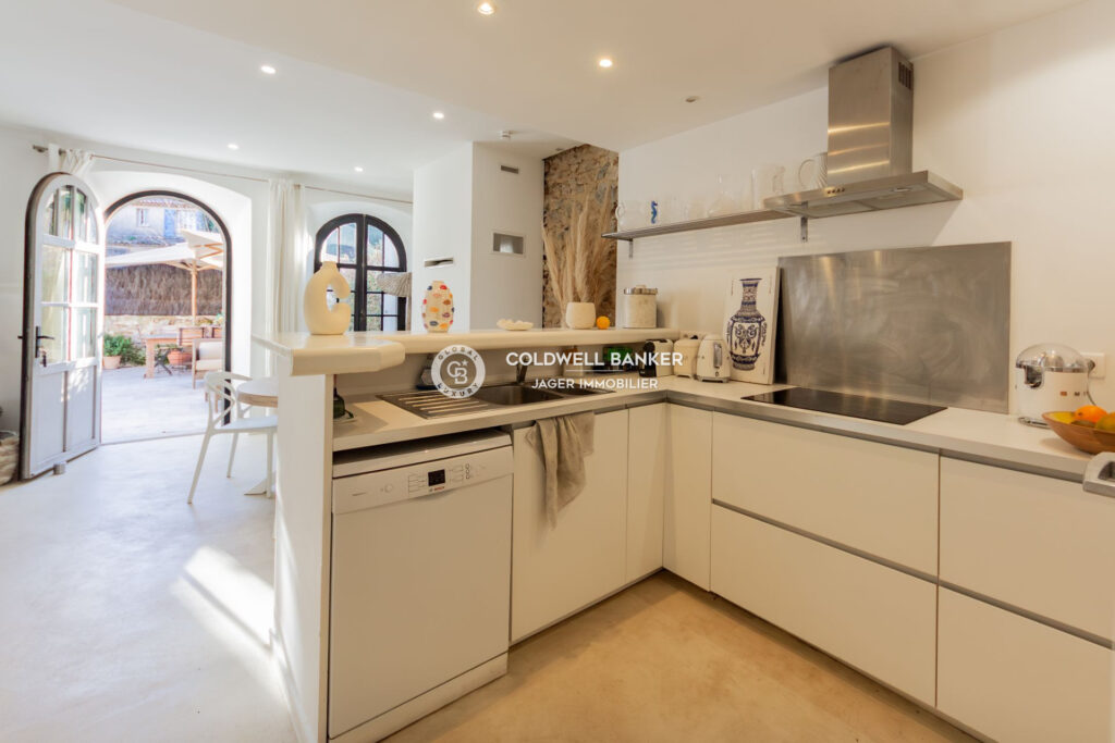 Charmante maison en pierre avec piscine et jardin –  – 4 pièces – 3 chambres – 101.00 m²