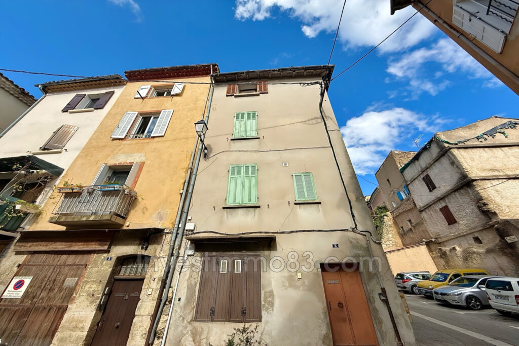 BARJOLS (83670) En plein coeur du centre historique, dans un p – 3 pièces – 1 chambre – 47.00 m²