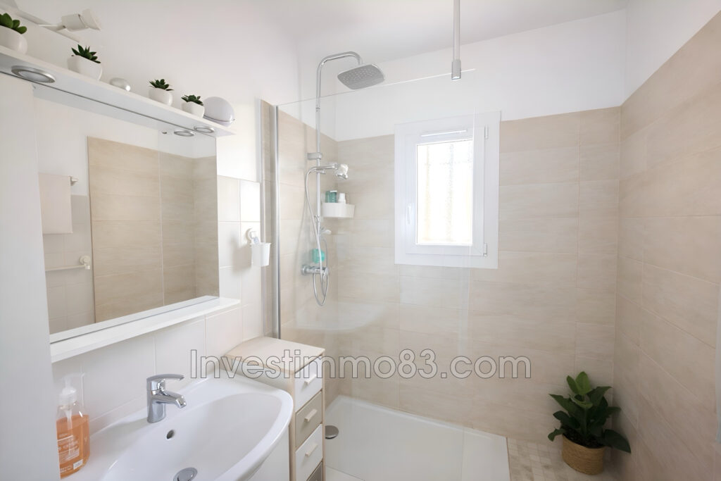 Proche du centre de SAINT RÉMY DE PROVENCE, dans un environnem – 3 pièces – 2 chambres – 65.00 m²