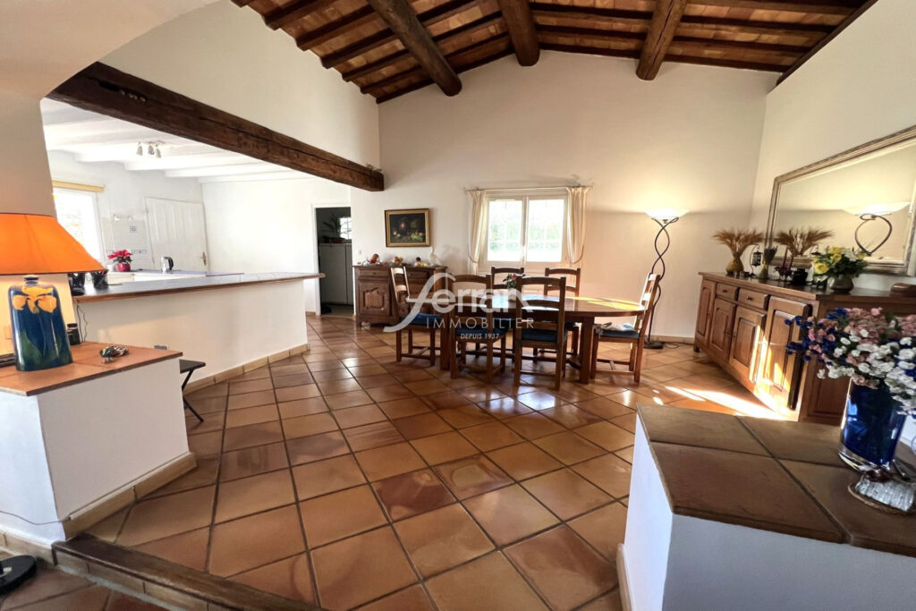 Draguignan, maison de plain-pied d’environ 130 m2 sur terrain  – 5 pièces – 3 chambres – 130.00 m²