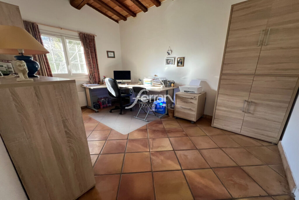 Draguignan, maison de plain-pied d’environ 130 m2 sur terrain  – 5 pièces – 3 chambres – 130.00 m²