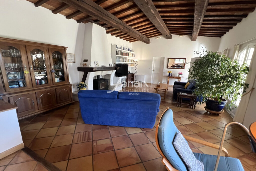 Draguignan, maison de plain-pied d’environ 130 m2 sur terrain  – 5 pièces – 3 chambres – 130.00 m²