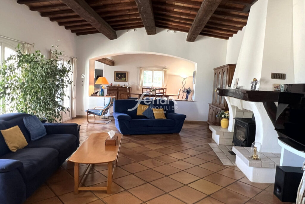 Draguignan, maison de plain-pied d’environ 130 m2 sur terrain  – 5 pièces – 3 chambres – 130.00 m²