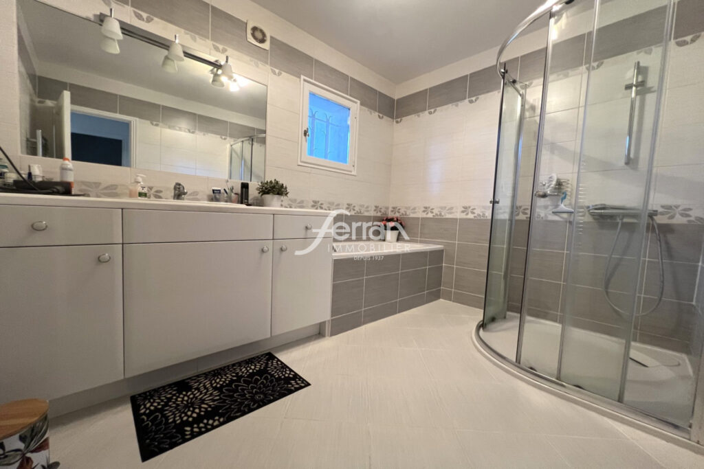 Draguignan, maison de plain-pied d’environ 130 m2 sur terrain  – 5 pièces – 3 chambres – 130.00 m²