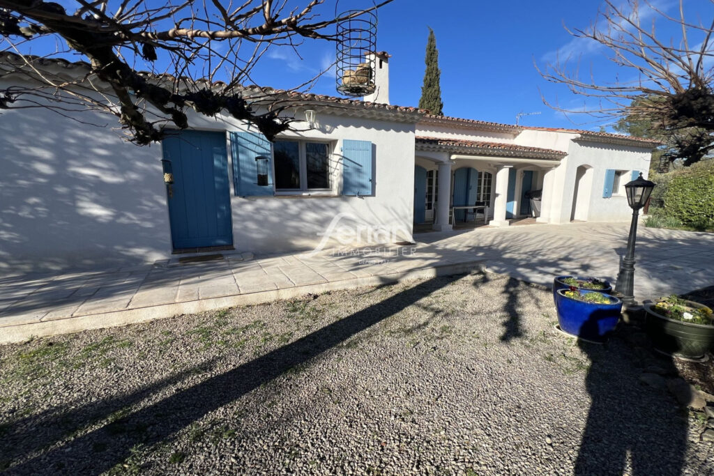 Draguignan, maison de plain-pied d’environ 130 m2 sur terrain  – 5 pièces – 3 chambres – 130.00 m²