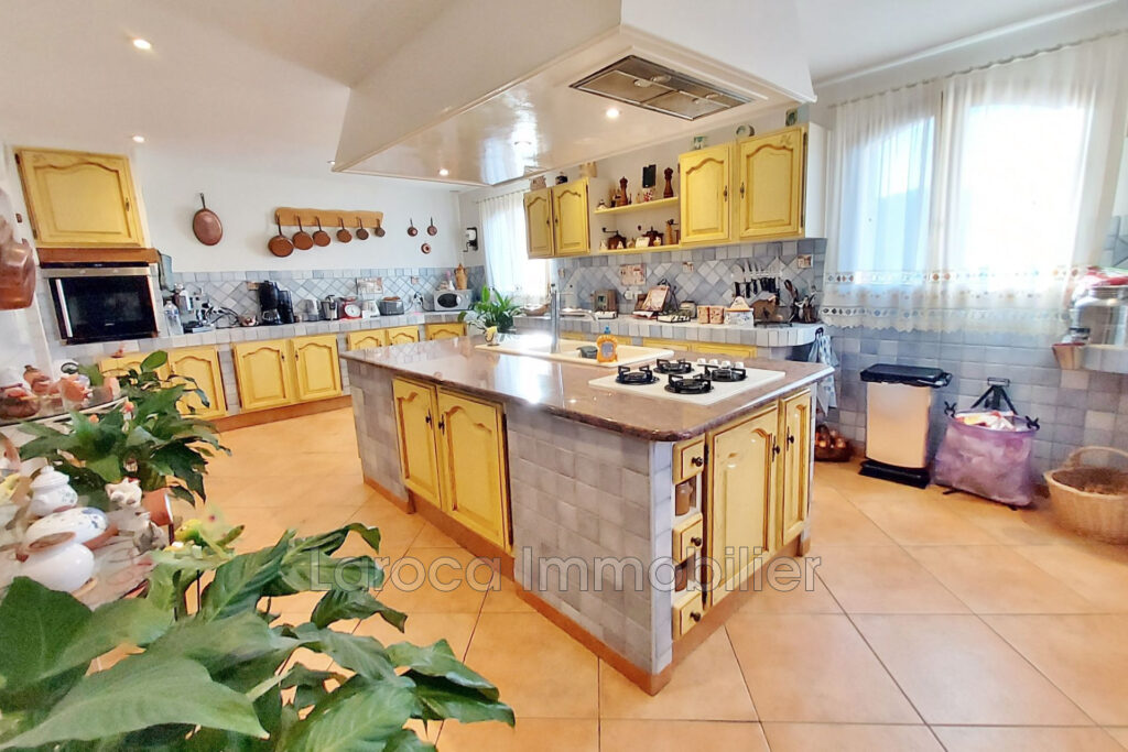 Achat villa à Flassans-sur-Issole (VAR) – 8 pièces – 6 chambres – 272.00 m²