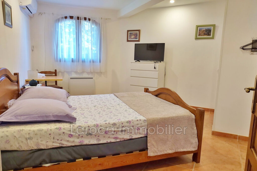 Achat villa à Flassans-sur-Issole (VAR) – 8 pièces – 6 chambres – 272.00 m²