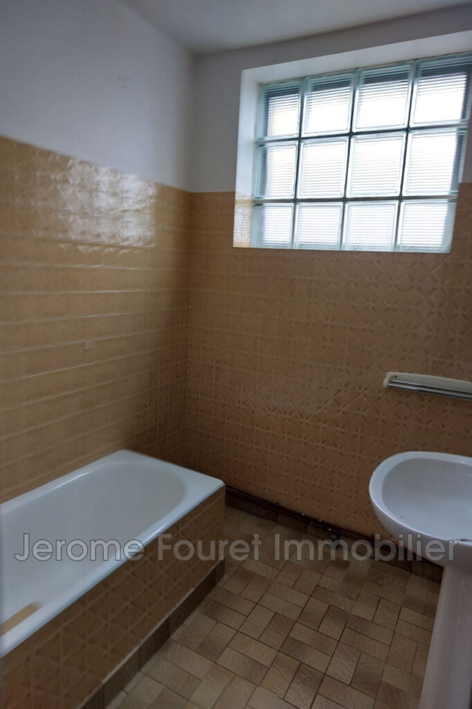 Appartement type 3 comprenant une pièce principale, … – 3 pièces – 2 chambres – 68.58 m²