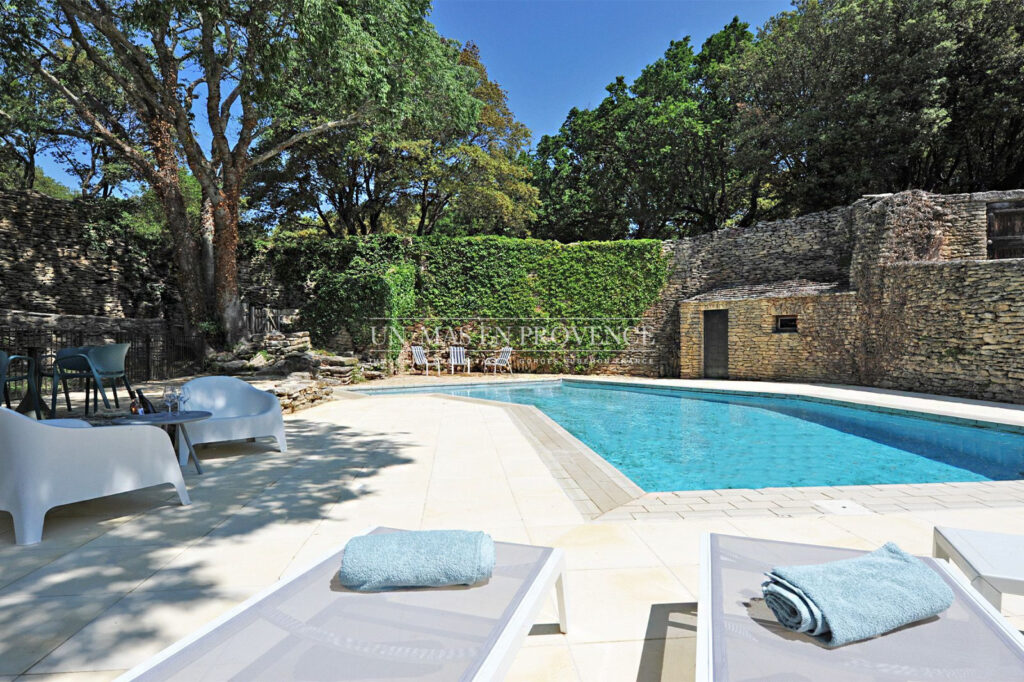 Mas de Charme en Pierre à Gordes : Location Saisonnière au Coeu – 4 pièces – 4 chambres – 160.00 m²