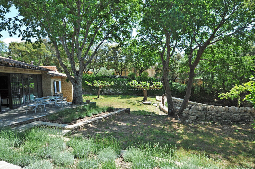 Mas de Charme en Pierre à Gordes : Location Saisonnière au Coeu – 4 pièces – 4 chambres – 160.00 m²