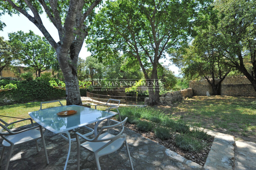 Mas de Charme en Pierre à Gordes : Location Saisonnière au Coeu – 4 pièces – 4 chambres – 160.00 m²