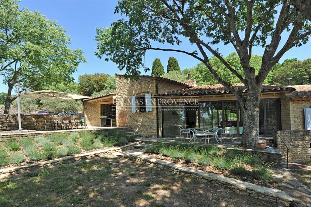 Mas de Charme en Pierre à Gordes : Location Saisonnière au Coeu – 4 pièces – 4 chambres – 160.00 m²