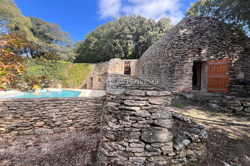 Mas de Charme en Pierre à Gordes : Location Saisonnière au Coeu – 4 pièces – 4 chambres – 160.00 m²
