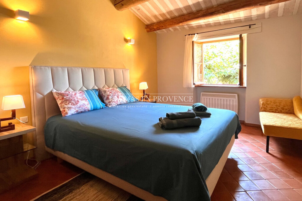 Mas de Charme en Pierre à Gordes : Location Saisonnière au Coeu – 4 pièces – 4 chambres – 160.00 m²