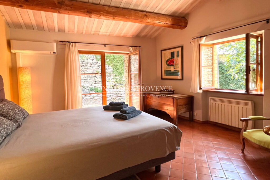 Mas de Charme en Pierre à Gordes : Location Saisonnière au Coeu – 4 pièces – 4 chambres – 160.00 m²