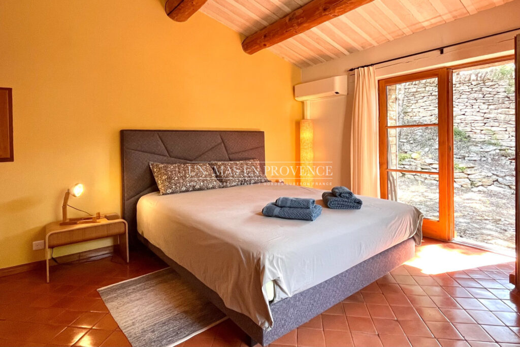 Mas de Charme en Pierre à Gordes : Location Saisonnière au Coeu – 4 pièces – 4 chambres – 160.00 m²
