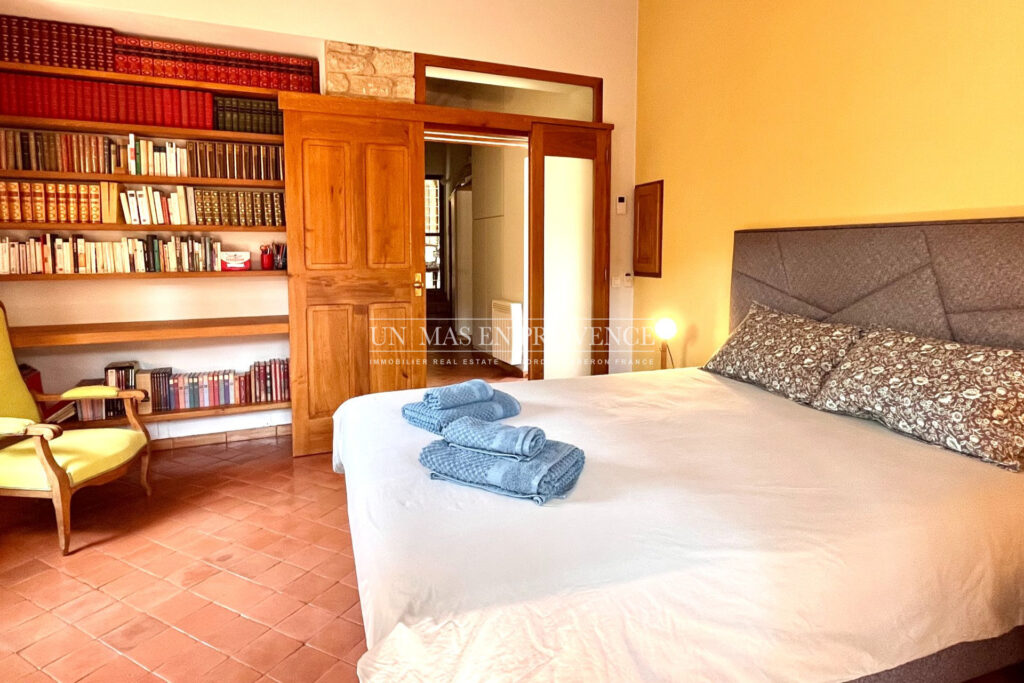 Mas de Charme en Pierre à Gordes : Location Saisonnière au Coeu – 4 pièces – 4 chambres – 160.00 m²