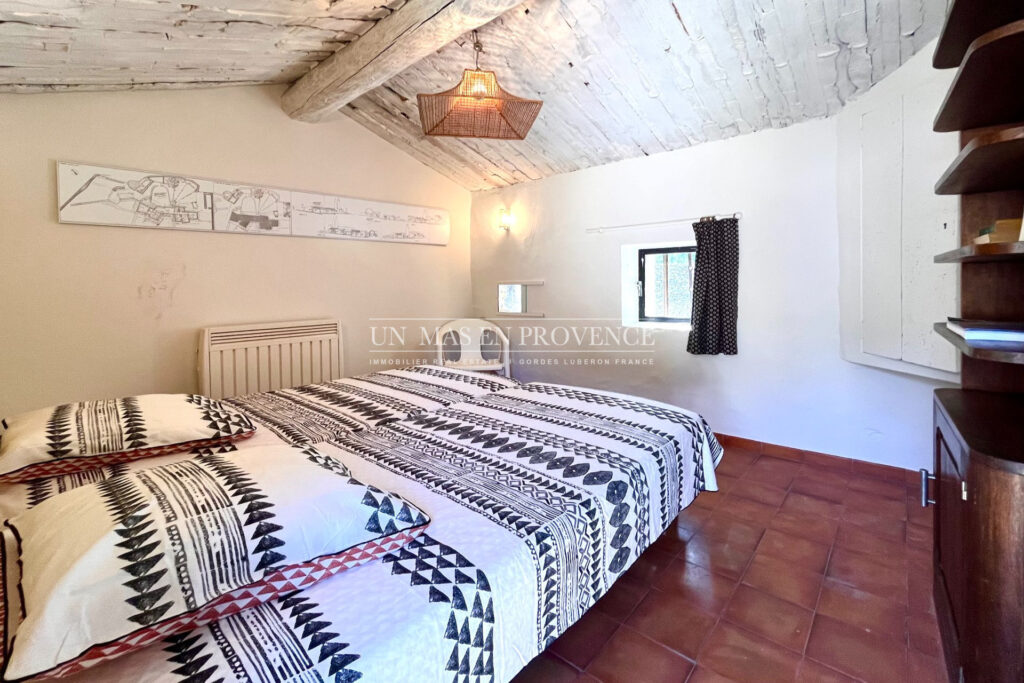 Mas de Charme en Pierre à Gordes : Location Saisonnière au Coeu – 4 pièces – 4 chambres – 160.00 m²