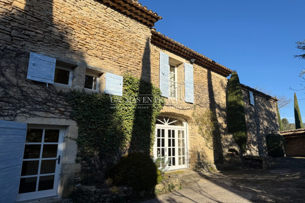 Mas Provençal en Pierre avec Piscine à Gordes ? Location Saiso – NR pièces – 4 chambres