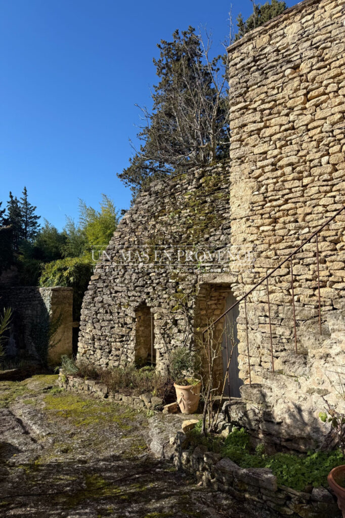 Mas Provençal en Pierre avec Piscine à Gordes ? Location Saiso – NR pièces – 4 chambres