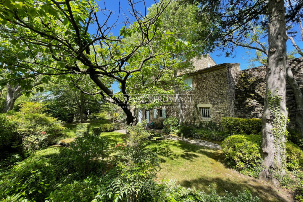 Mas Provençal en Pierre avec Piscine à Gordes ? Location Saiso – NR pièces – 4 chambres