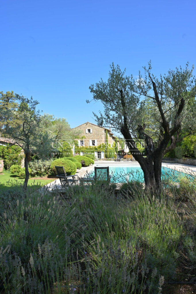 Mas Provençal en Pierre avec Piscine à Gordes ? Location Saiso – NR pièces – 4 chambres
