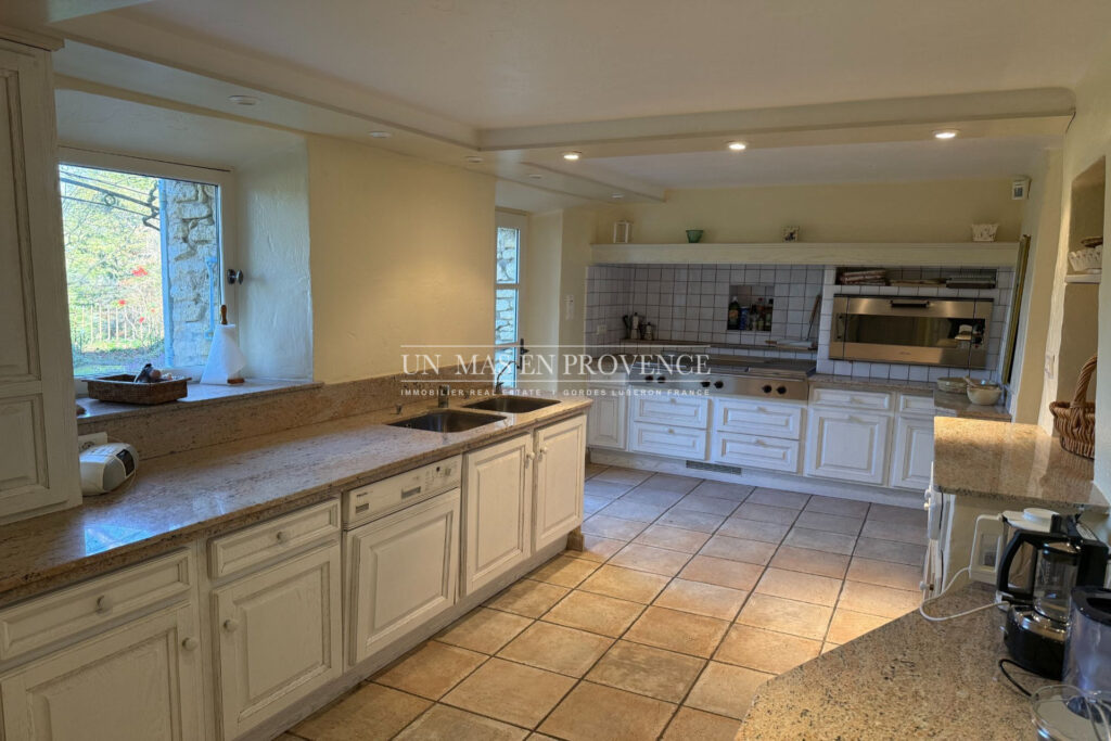 Mas Provençal en Pierre avec Piscine à Gordes ? Location Saiso – NR pièces – 4 chambres