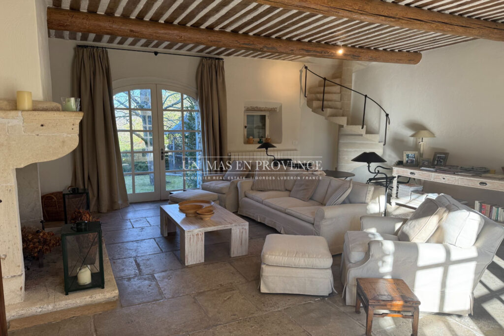 Mas Provençal en Pierre avec Piscine à Gordes ? Location Saiso – NR pièces – 4 chambres