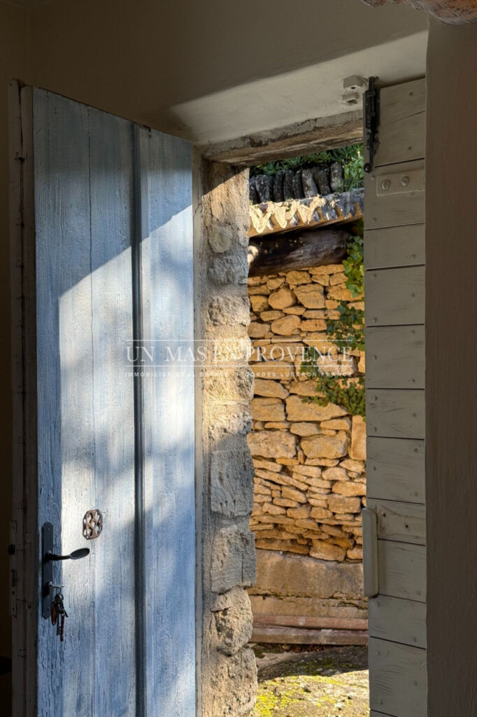 Mas Provençal en Pierre avec Piscine à Gordes ? Location Saiso – NR pièces – 4 chambres