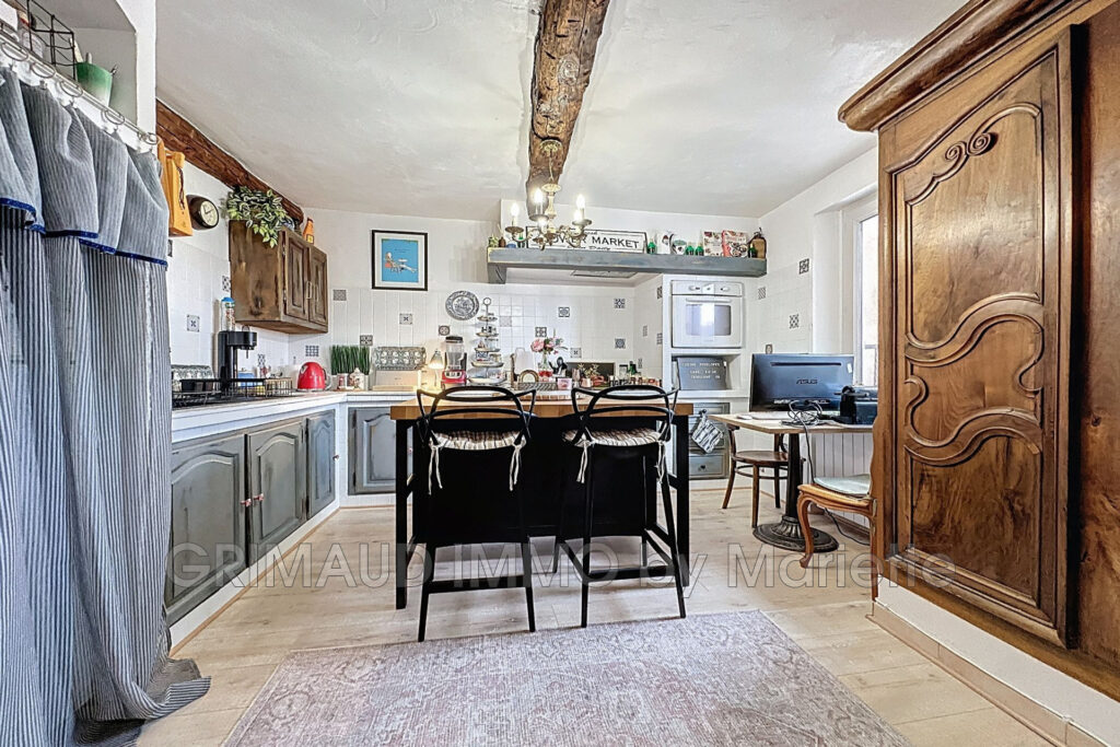 belle maison de village renovée et avec jardinet – 8 pièces – 6 chambres – 300.57 m²