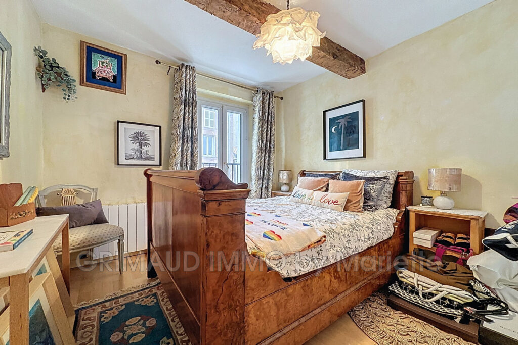 belle maison de village renovée et avec jardinet – 8 pièces – 6 chambres – 300.57 m²