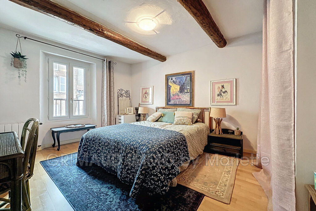 belle maison de village renovée et avec jardinet – 8 pièces – 6 chambres – 300.57 m²