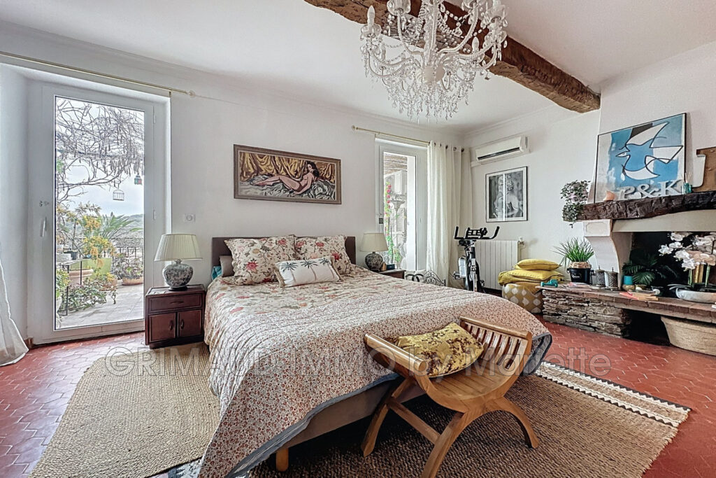 belle maison de village renovée et avec jardinet – 8 pièces – 6 chambres – 300.57 m²