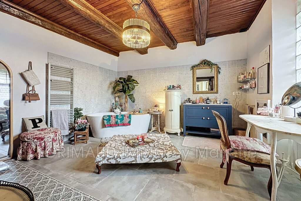 belle maison de village renovée et avec jardinet – 8 pièces – 6 chambres – 300.57 m²