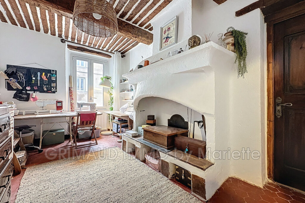 belle maison de village renovée et avec jardinet – 8 pièces – 6 chambres – 300.57 m²