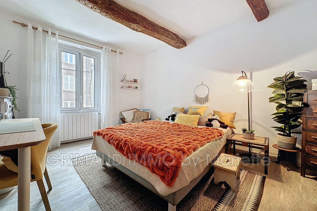 belle maison de village renovée et avec jardinet – 8 pièces – 6 chambres – 300.57 m²