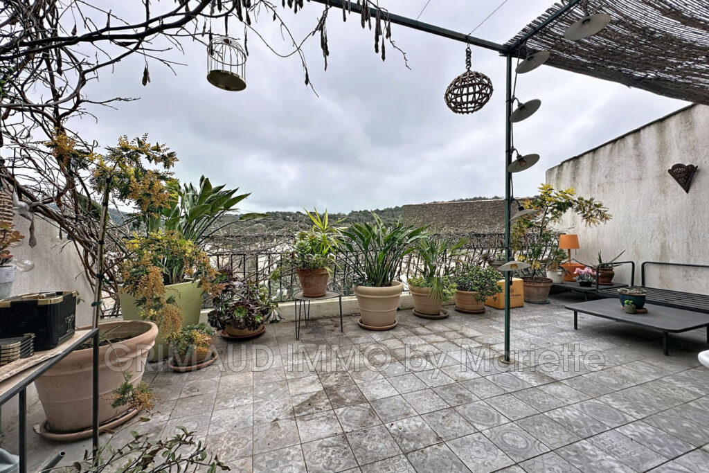 belle maison de village renovée et avec jardinet – 8 pièces – 6 chambres – 300.57 m²