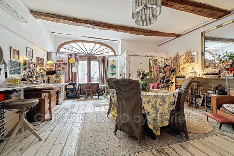 belle maison de village renovée et avec jardinet – 8 pièces – 6 chambres – 300.57 m²