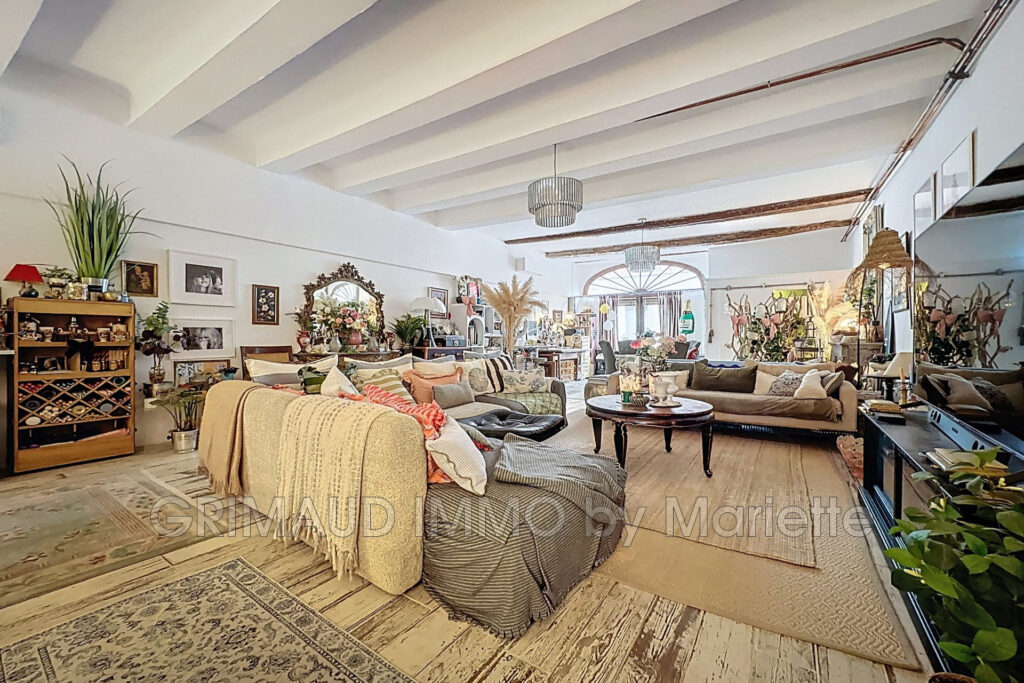 belle maison de village renovée et avec jardinet – 8 pièces – 6 chambres – 300.57 m²