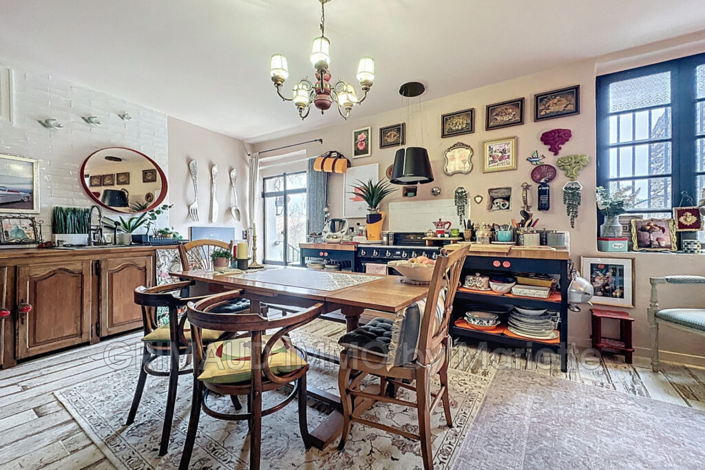 belle maison de village renovée et avec jardinet – 8 pièces – 6 chambres – 300.57 m²