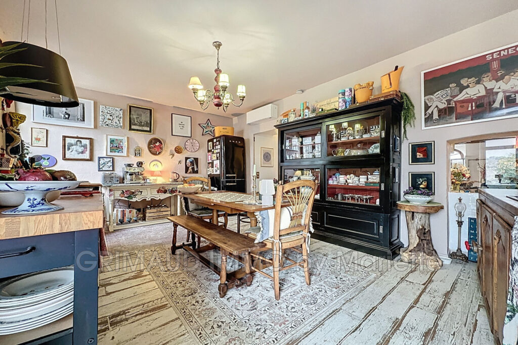 belle maison de village renovée et avec jardinet – 8 pièces – 6 chambres – 300.57 m²