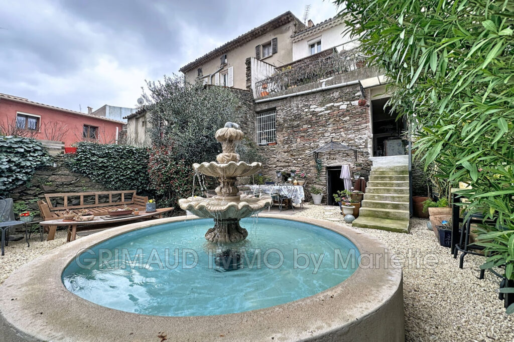 belle maison de village renovée et avec jardinet – 8 pièces – 6 chambres – 300.57 m²