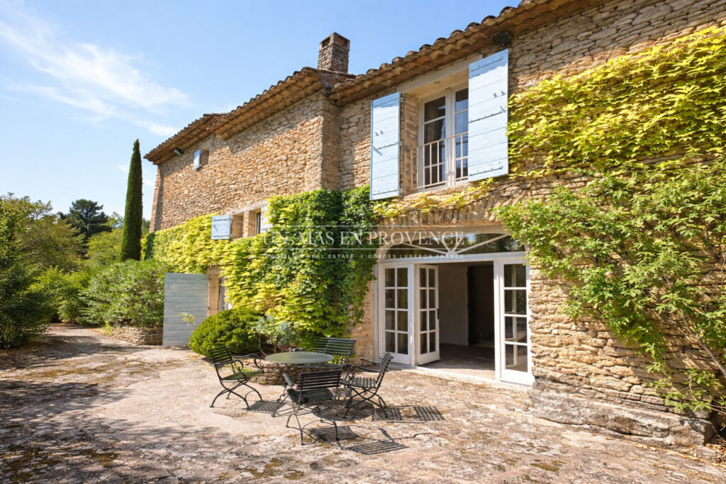 Mas Provençal en Pierre avec Piscine à Gordes ? Location Saiso – NR pièces – 4 chambres