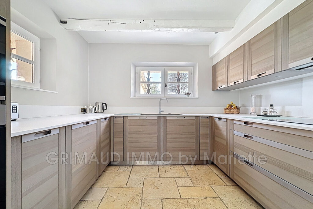 Belle villa avec vue château de Grimaud – 6 pièces – 4 chambres – 180.00 m²