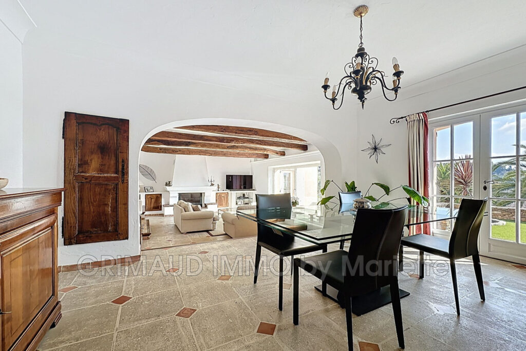 Belle villa avec vue château de Grimaud – 6 pièces – 4 chambres – 180.00 m²