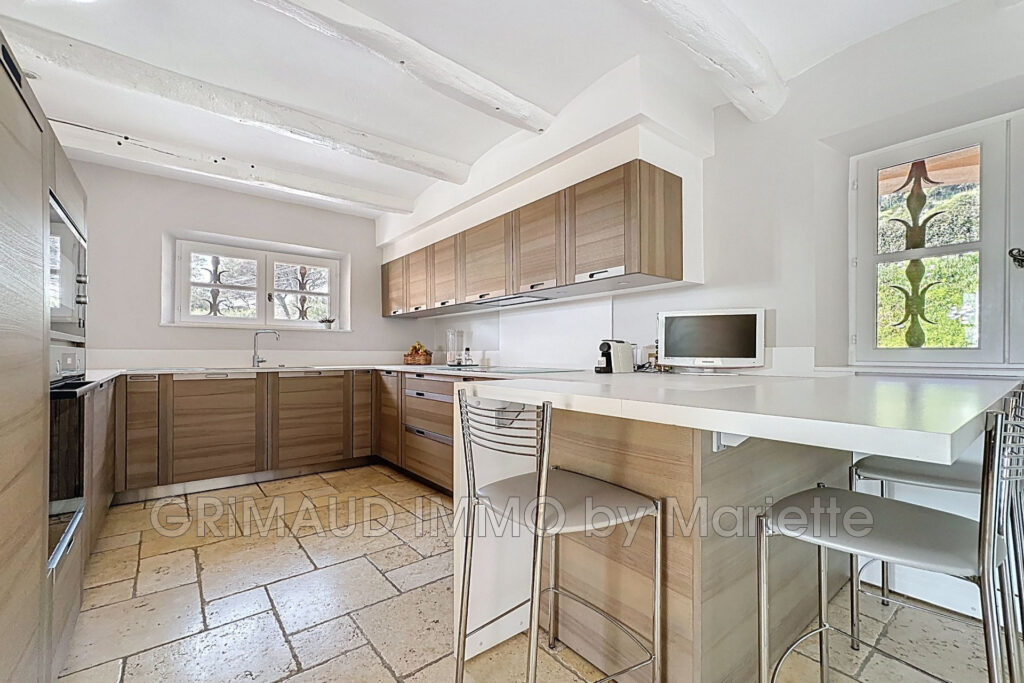 Belle villa avec vue château de Grimaud – 6 pièces – 4 chambres – 180.00 m²