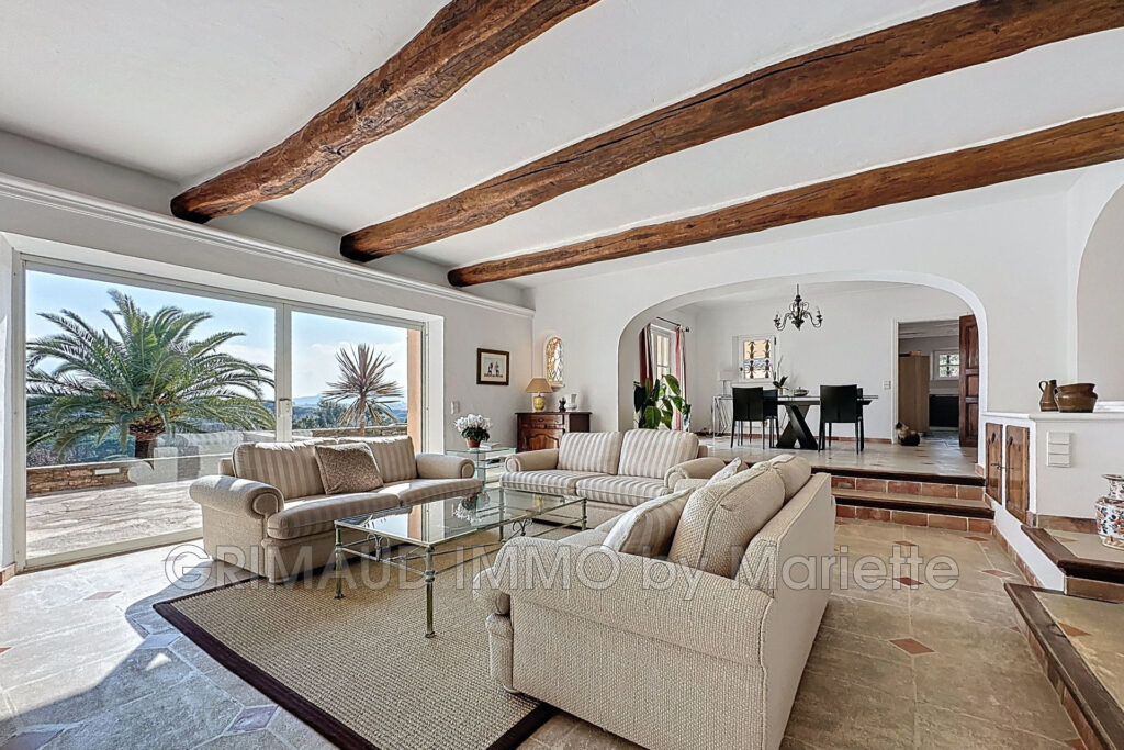 Belle villa avec vue château de Grimaud – 6 pièces – 4 chambres – 180.00 m²